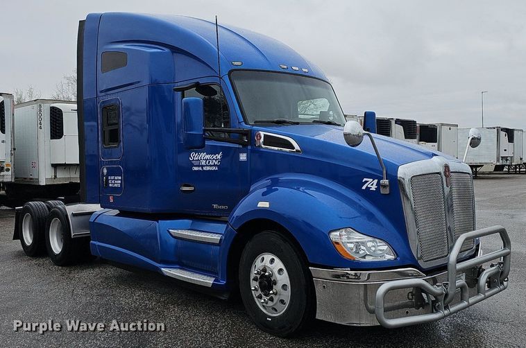 image for item DP0841 2014 Kenworth T680 semi truck