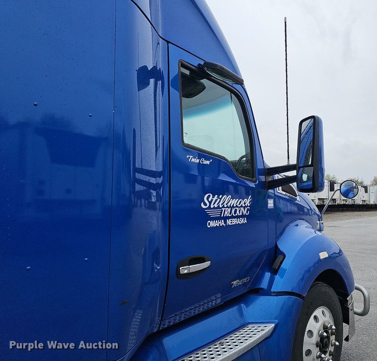 image for item DP0841 2014 Kenworth T680 semi truck