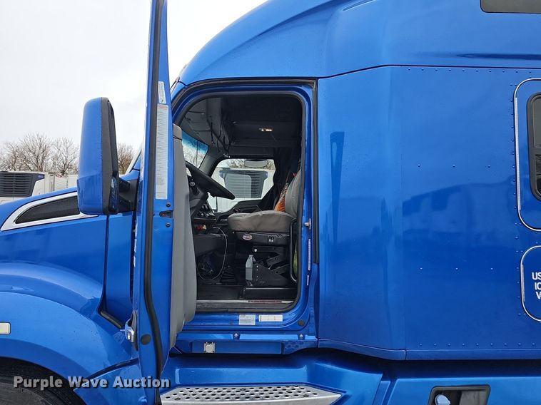 image for item DP0841 2014 Kenworth T680 semi truck