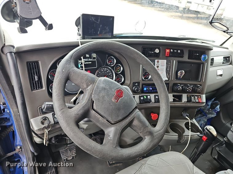 image for item DP0841 2014 Kenworth T680 semi truck