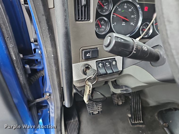 image for item DP0841 2014 Kenworth T680 semi truck