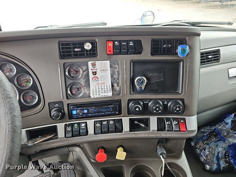 image for item DP0841 2014 Kenworth T680 semi truck