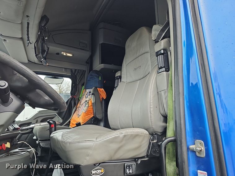 image for item DP0841 2014 Kenworth T680 semi truck