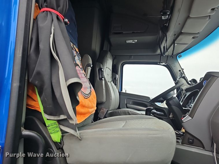 image for item DP0841 2014 Kenworth T680 semi truck