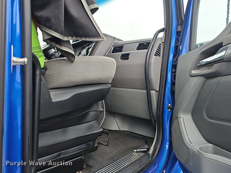 image for item DP0841 2014 Kenworth T680 semi truck