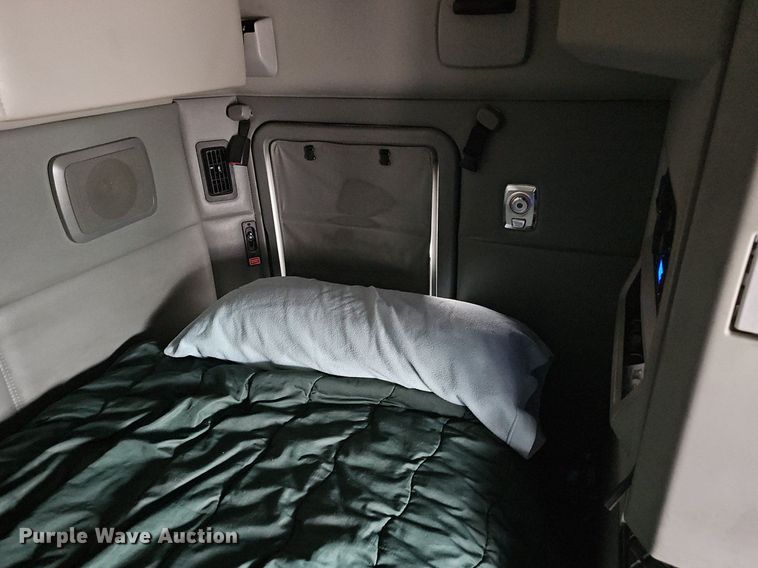 image for item DP0841 2014 Kenworth T680 semi truck