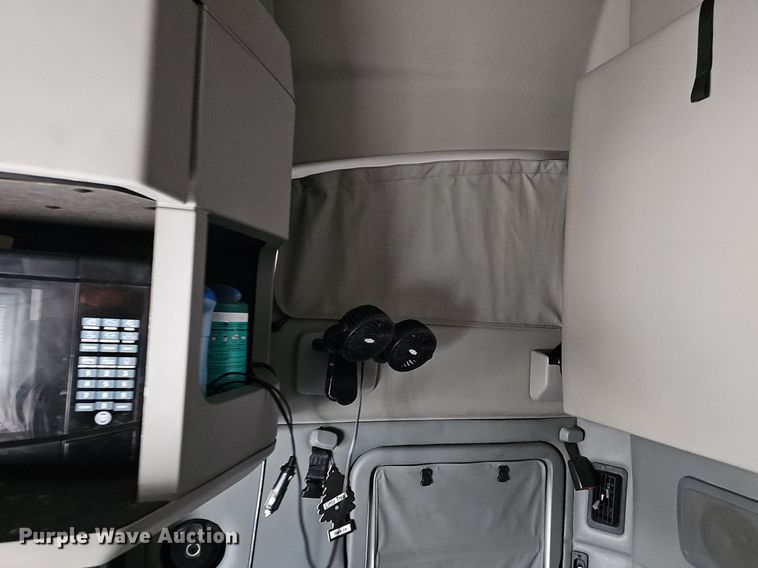 image for item DP0841 2014 Kenworth T680 semi truck