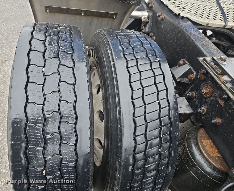 image for item DP0841 2014 Kenworth T680 semi truck