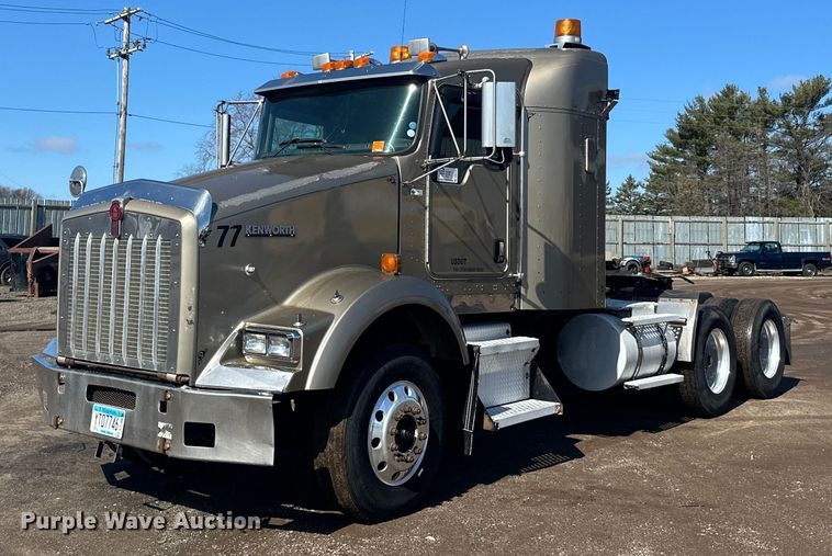 image for item DQ0745 2004 Kenworth  T800 semi truck
