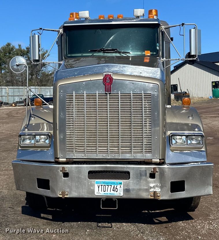 image for item DQ0745 2004 Kenworth  T800 semi truck