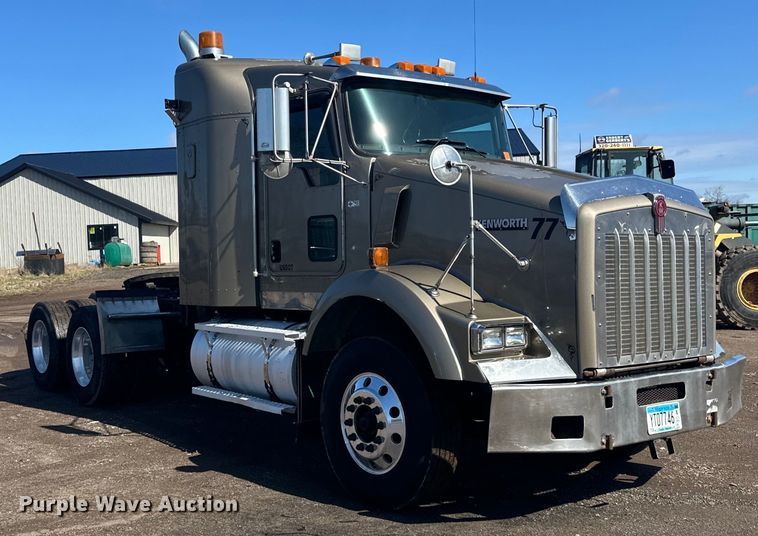 image for item DQ0745 2004 Kenworth  T800 semi truck
