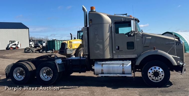 image for item DQ0745 2004 Kenworth  T800 semi truck