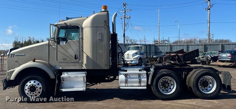 image for item DQ0745 2004 Kenworth  T800 semi truck
