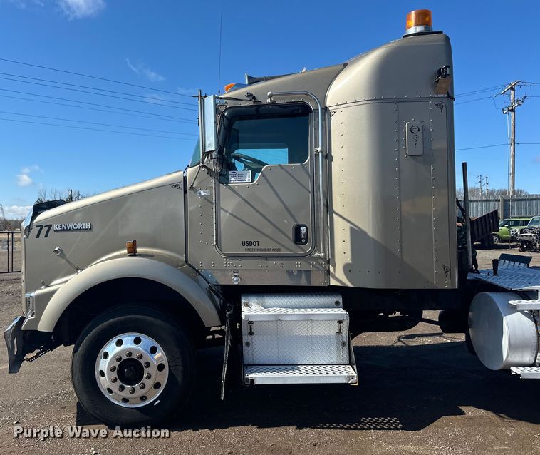 image for item DQ0745 2004 Kenworth  T800 semi truck