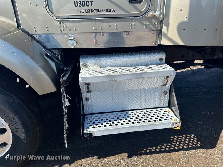 image for item DQ0745 2004 Kenworth  T800 semi truck