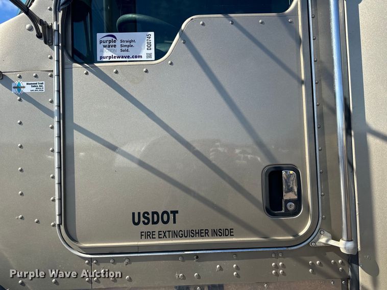 image for item DQ0745 2004 Kenworth  T800 semi truck