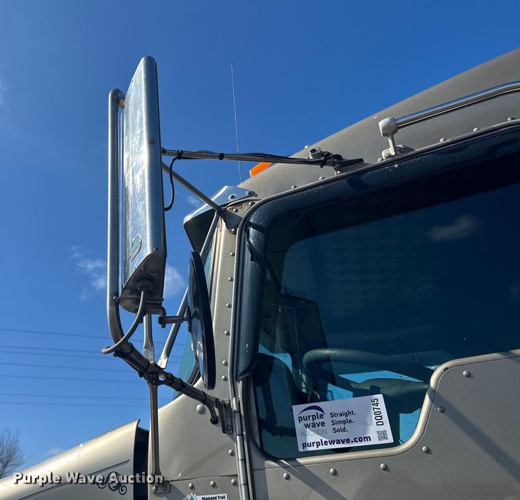 image for item DQ0745 2004 Kenworth  T800 semi truck