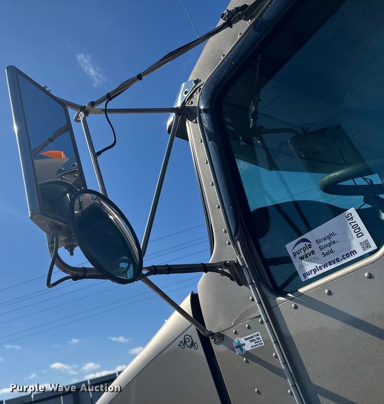 image for item DQ0745 2004 Kenworth  T800 semi truck