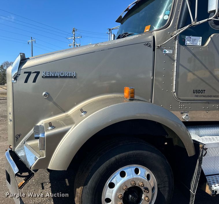 image for item DQ0745 2004 Kenworth  T800 semi truck