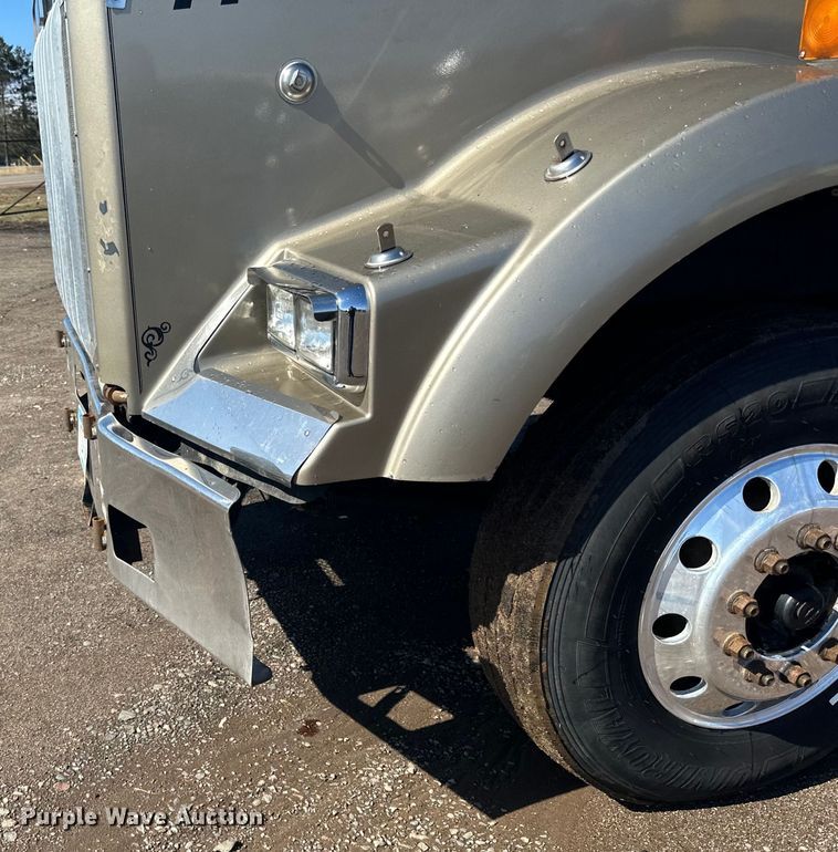 image for item DQ0745 2004 Kenworth  T800 semi truck