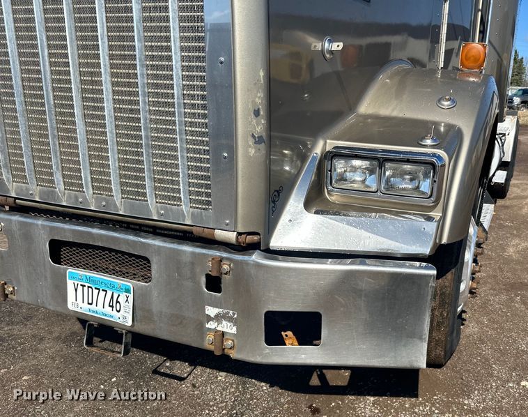 image for item DQ0745 2004 Kenworth  T800 semi truck