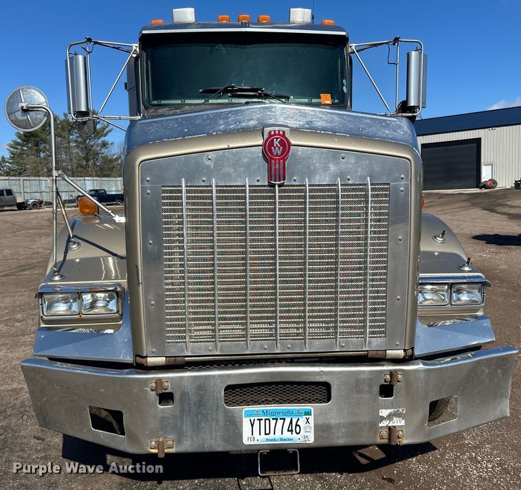 image for item DQ0745 2004 Kenworth  T800 semi truck