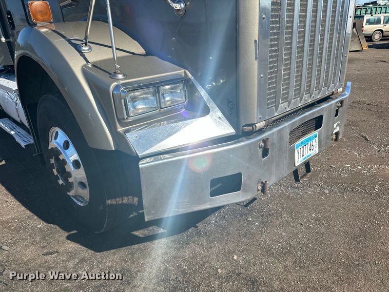 image for item DQ0745 2004 Kenworth  T800 semi truck