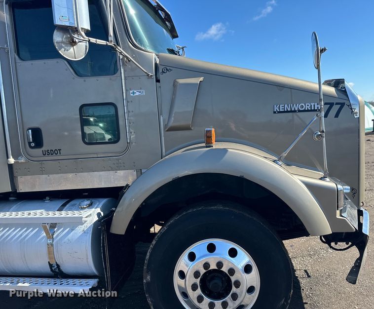 image for item DQ0745 2004 Kenworth  T800 semi truck