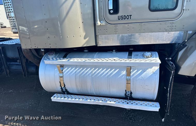 image for item DQ0745 2004 Kenworth  T800 semi truck