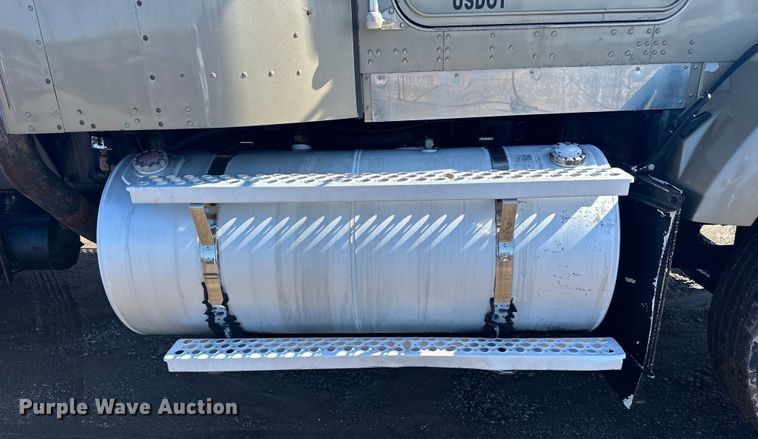 image for item DQ0745 2004 Kenworth  T800 semi truck