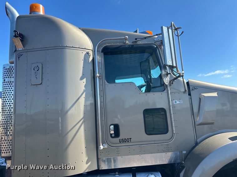 image for item DQ0745 2004 Kenworth  T800 semi truck