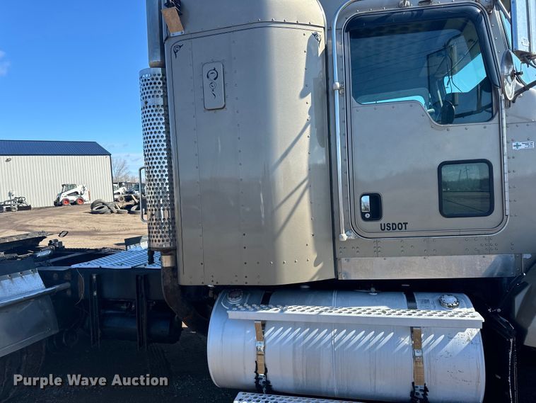 image for item DQ0745 2004 Kenworth  T800 semi truck