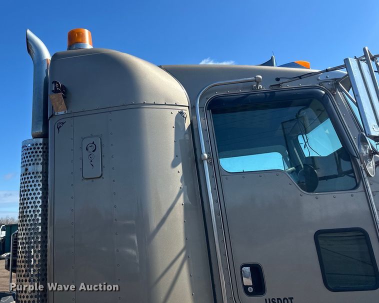 image for item DQ0745 2004 Kenworth  T800 semi truck