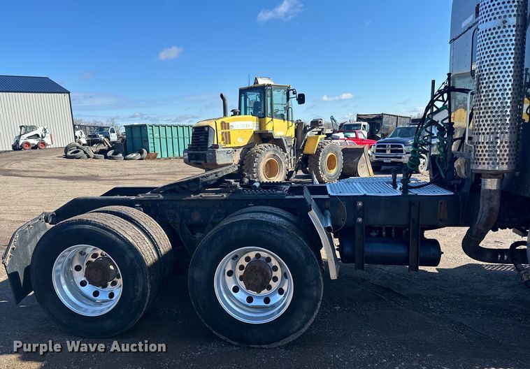 image for item DQ0745 2004 Kenworth  T800 semi truck