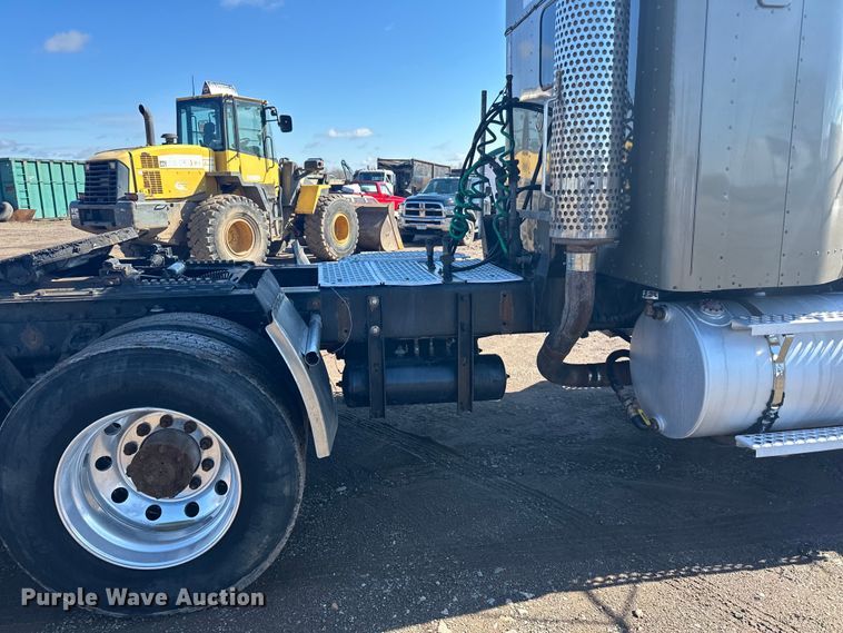 image for item DQ0745 2004 Kenworth  T800 semi truck