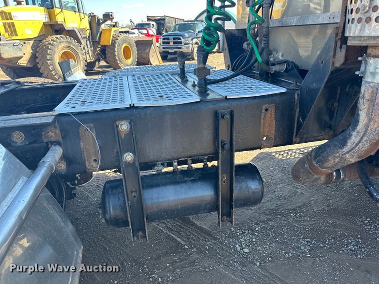 image for item DQ0745 2004 Kenworth  T800 semi truck