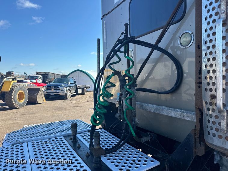 image for item DQ0745 2004 Kenworth  T800 semi truck