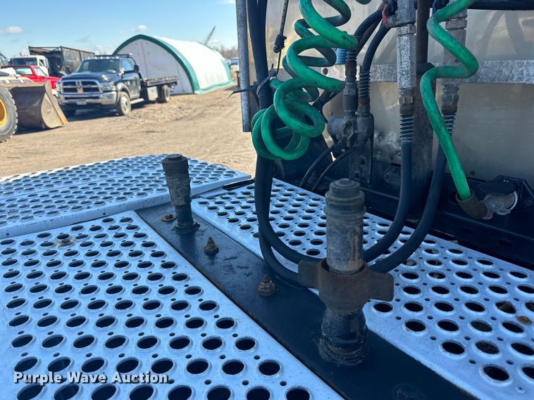 image for item DQ0745 2004 Kenworth  T800 semi truck