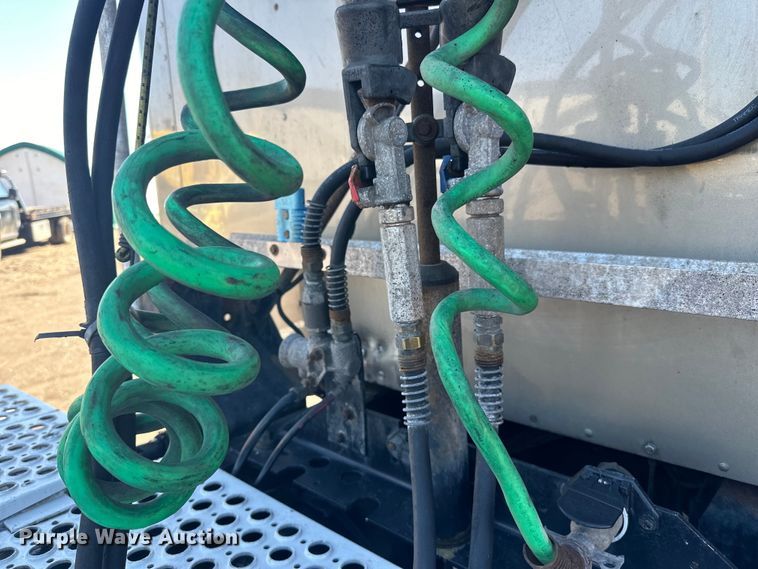 image for item DQ0745 2004 Kenworth  T800 semi truck