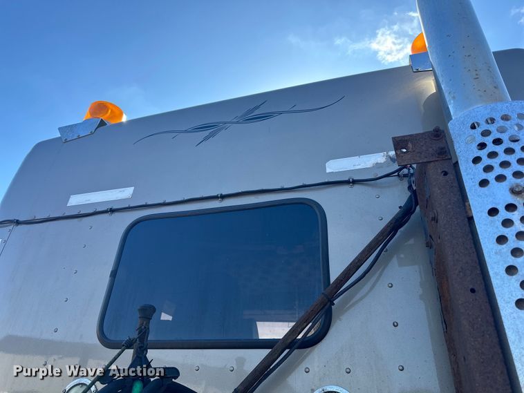 image for item DQ0745 2004 Kenworth  T800 semi truck