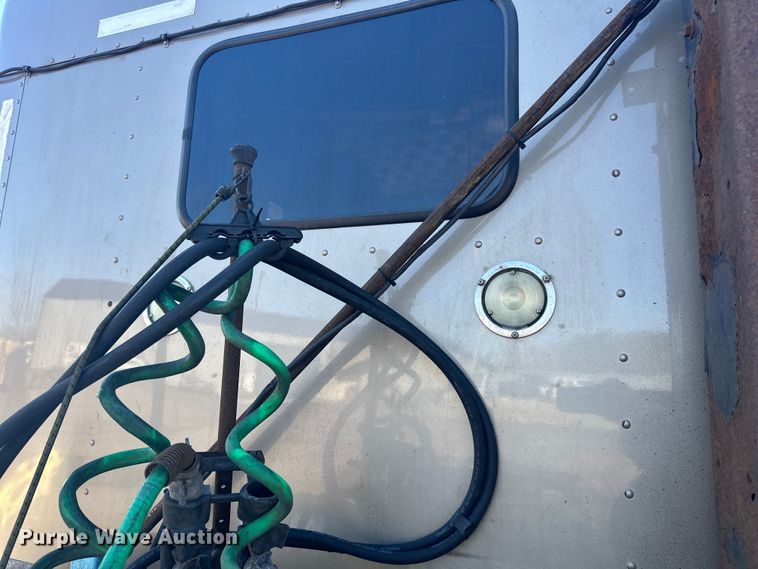 image for item DQ0745 2004 Kenworth  T800 semi truck