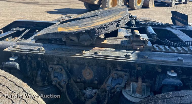 image for item DQ0745 2004 Kenworth  T800 semi truck