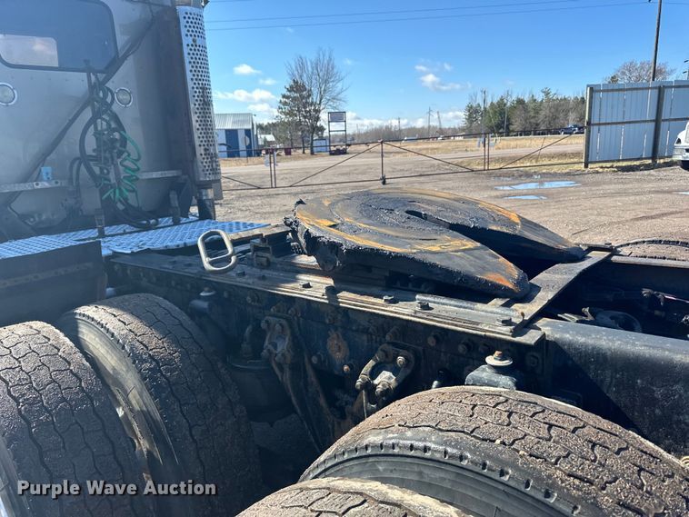 image for item DQ0745 2004 Kenworth  T800 semi truck