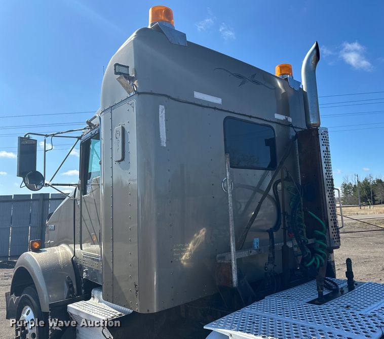 image for item DQ0745 2004 Kenworth  T800 semi truck