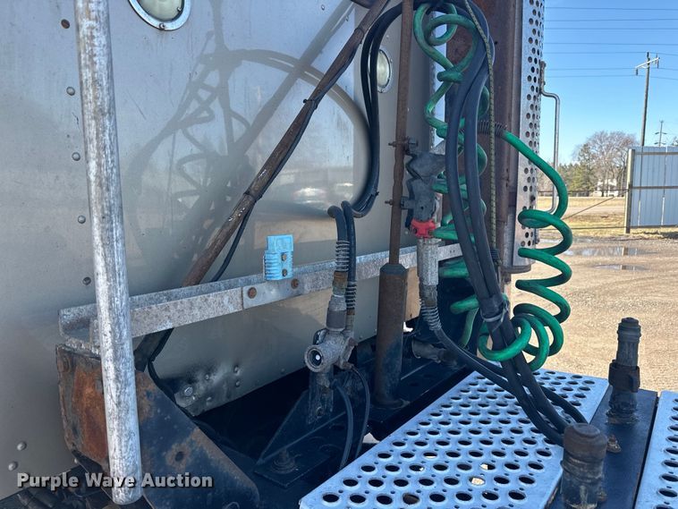 image for item DQ0745 2004 Kenworth  T800 semi truck