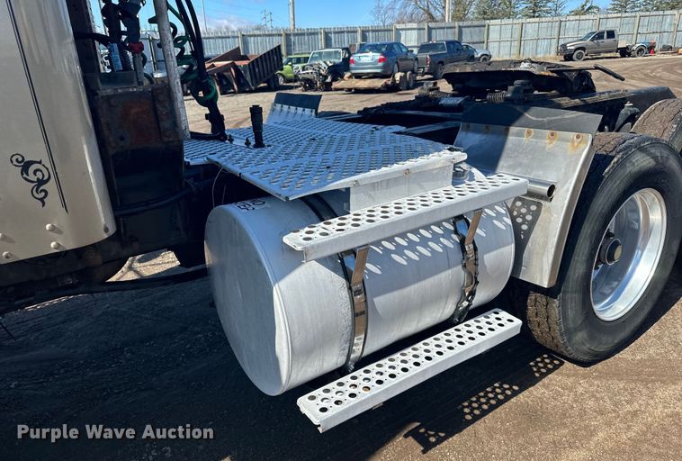 image for item DQ0745 2004 Kenworth  T800 semi truck