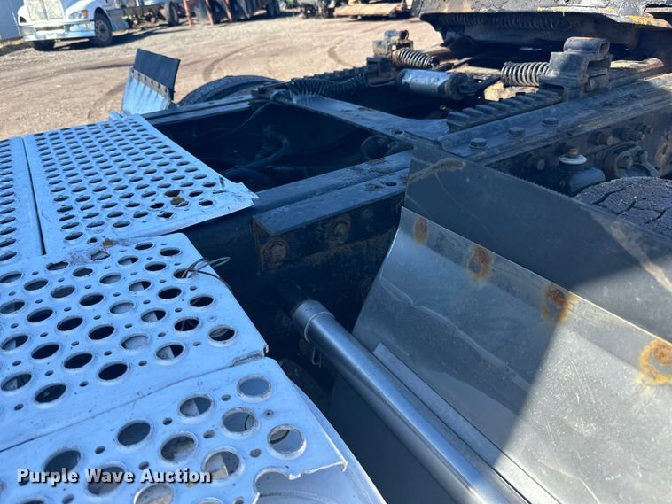 image for item DQ0745 2004 Kenworth  T800 semi truck