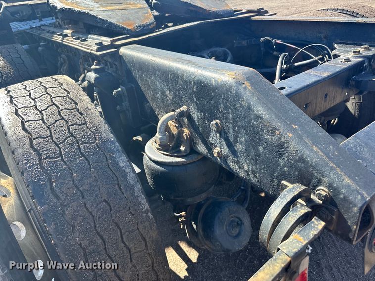 image for item DQ0745 2004 Kenworth  T800 semi truck