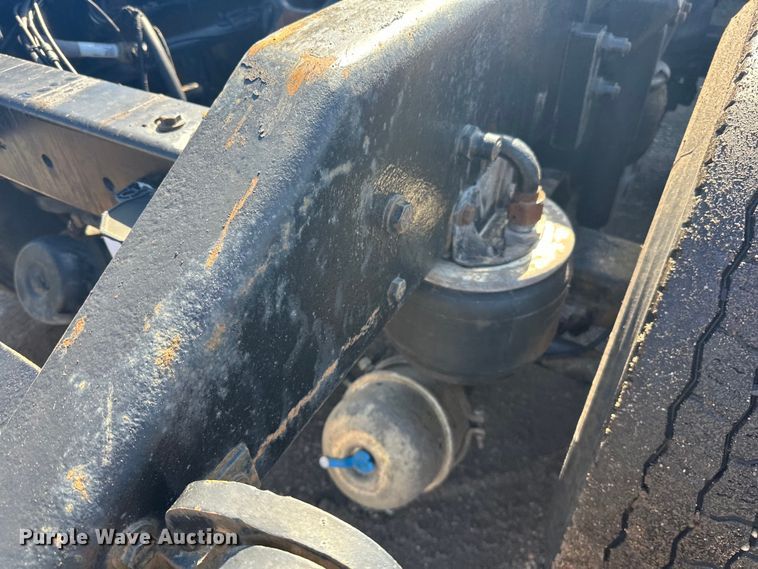 image for item DQ0745 2004 Kenworth  T800 semi truck