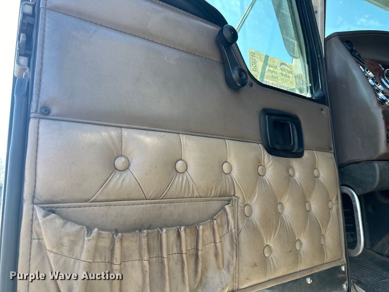 image for item DQ0745 2004 Kenworth  T800 semi truck